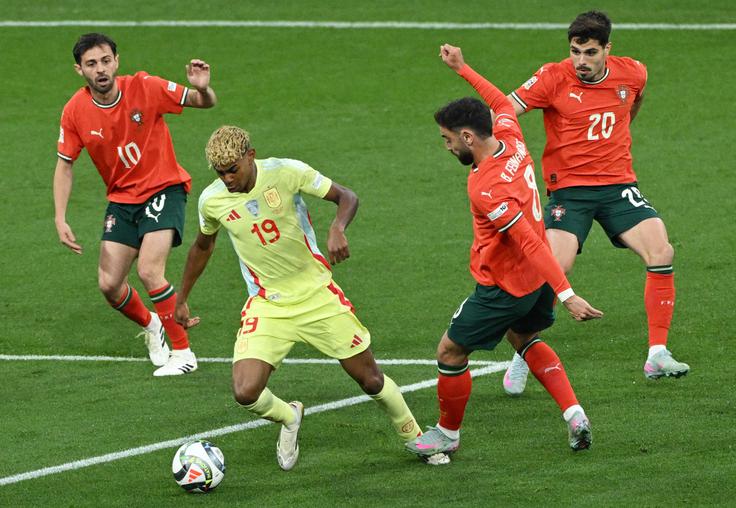 Na Lamineja Yamala pazijo številni nogometaši Portugalske. | Foto: Reuters