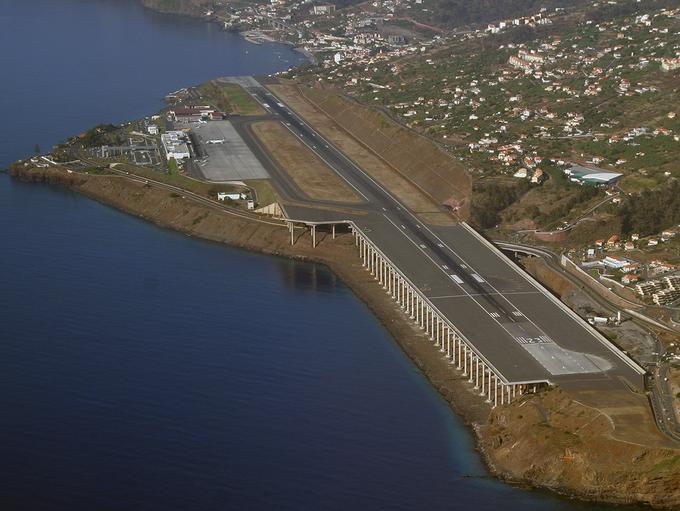 Letališče na portugalskem otoku Madeira je spektakularno, piloti pa ga poznajo po zelo močnem vetru. Z vidika pristajanja spada med najzahtevnejša letališča v Evropi. | Foto: Airport Cristiano Ronaldo Madeira