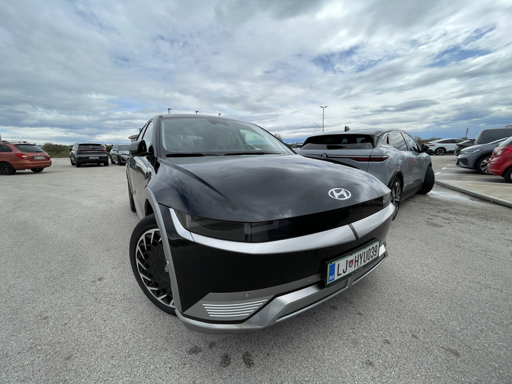 Hyundai ima z ioniqom 5 enega najbolj prepričljivih avtomobilov, a prodajne številke so vseeno zelo nizke. Enako velja tudi za sorodno kio EV6. | Foto: PRIMA
