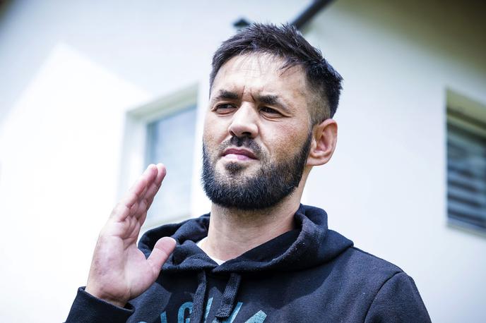 Fahrudin Muminović | Fahrudina Muminovića so brez sojenja obsodili na smrt, skupaj z več sto moških in fantov, ki so 14. julija 1995 končali v množičnem grobišču v zaselku Orahovac v BiH. Čudežno je preživel, njegova usoda pa je ena najbolj pretresljivih zgodb genocida v Srebrenici. | Foto Ana Kovač