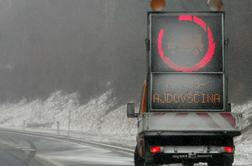 V začetku tedna spet možen sneg, burja povzroča težave v prometu