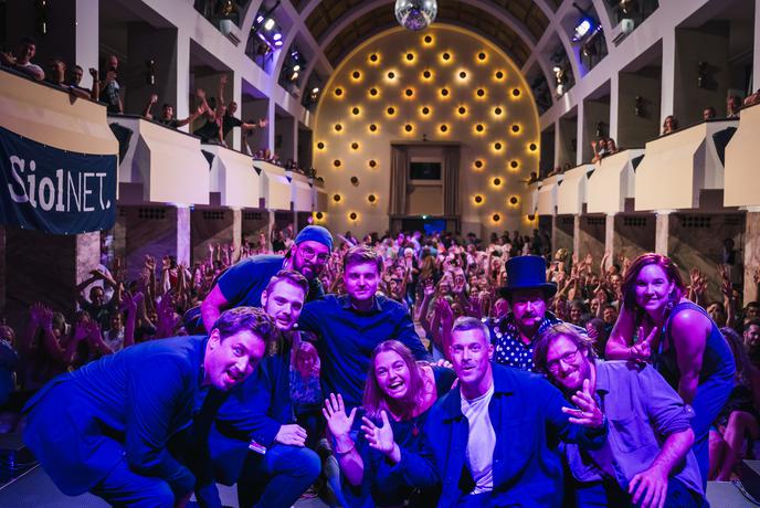 Panč je polnoleten, navdušil je že prvi dan #foto