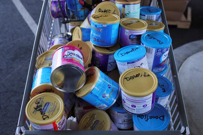 Otroška formula je pripravljena za distribucijo, a je zaradi nenehnega pomanjkanja v shrambi za hrano, ki jo vodi La Colaborativa v Chelseaju v Massachusettsu.  | Foto: Reuters