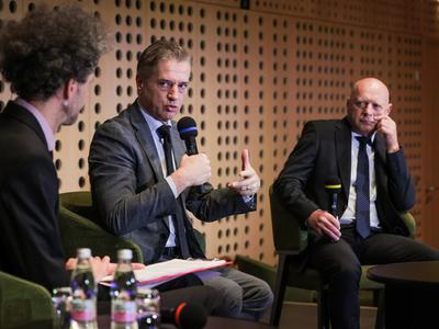 Golob na konferenci o izzivih javne uprave pozval k odprtosti za digitalizacijo in umetno inteligenco