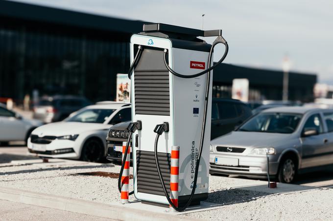 Petrolove e-polnilnice so voznikom električnih vozil odslej na voljo tudi na Letališču Jožeta Pučnika Ljubljana (foto: Videa). | Foto: Petrol