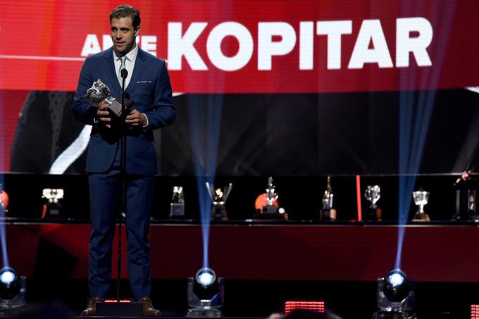 Kopitarju je še drugič v karieri (prvič po letu 2016) pripadla nagrada za najboljšega obrambnega napadalca lige NHL - Selke Trophy. | Foto: Getty Images