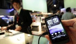 HTC-jeva telefona s posebno Facebook tipko