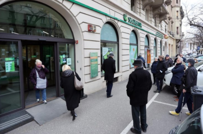 Banka | Številni so bili v strahu za svoje prihranke in hiteli zapirat račune.  | Foto posnetek zaslona