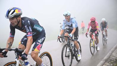 Roglič stiska Avstralca, ki je prejel kazen