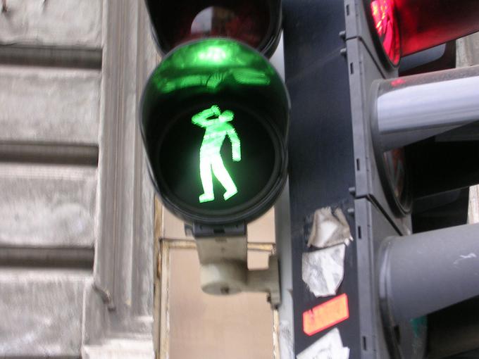 Leta 2007 je češki umetnik Roman Týc spremenil podobo 50 semaforjev za pešce v Pragi. Med drugim jih je opremil z ženskimi liki, pa z liki, ki imajo le eno nogo, in pijanci. Mestne oblasti niso bile zadovoljne, obtožen in obsojen je bil zaradi poškodovanja javnih naprav, zaradi česar je mesec dni prebil v zaporu. | Foto: Thomas Hilmes/Wikimedia Commons
