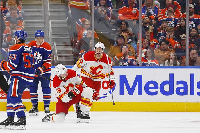 Calgary Edmonton | Podprvaki lige NHL Edmonton Oilers so v novo sezono vstopili s tremi porazi. V bitki za Alberto jih je premagal Calgary. | Foto Reuters