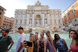 Ravs turistov zaradi selfija pred Fontano di Trevi