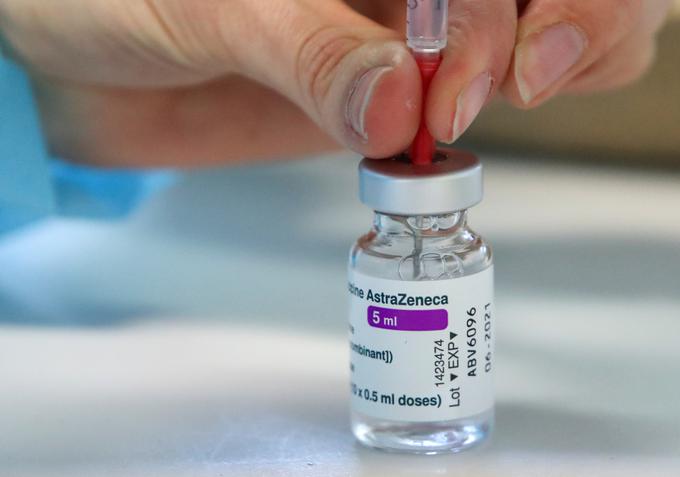 "V času, ko smo prejeli poziv za odločanje o sodelovanju pri nabavi opcijskih količin, smo pričakovali prihod šestkrat cenejšega cepiva AstraZeneca v bistveno večjih količinah," so pojasnili na ministrstvu za zdravje. | Foto: Reuters