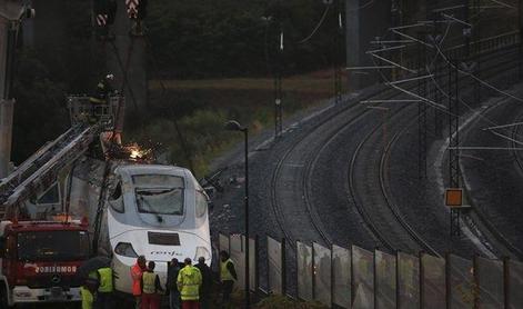 Sprevodnik zanika krivdo za nesrečo iztirjenega vlaka v Španiji 