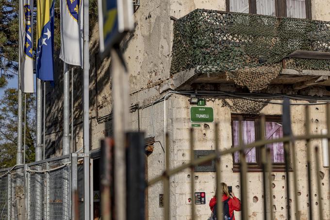 Na pročeljih številnih sarajevskih stavb so še danes vidne sledi krvave stihije. | Foto: Ana Kovač