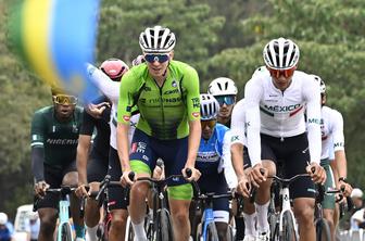 Pogačar niti na brutalno zahtevni trasi ni izgubil ravnotežja ali smisla za humor #video