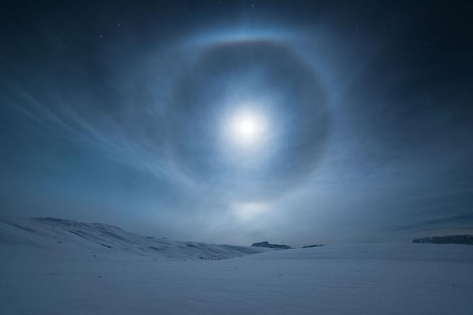 Lunin obroč nekje na severu Norveške. Ta pojav se zgodi pozimi, ko se svetloba Lune lomi v kristalih ledu v zraku. Foto: Tommy Richardsen.   | Foto: 