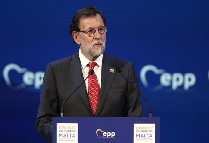 Mariano Rajoy je poleg Merklove edini politik iz vrst EPP, ki vodi vlado v kateri od pomembnih članic EU. A njegova vlada je manjšinska in ima šibko podporo. | Foto: Reuters