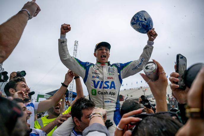 Osvojil prvi pokal v formuli 1 in ga nesrečno razbil #video