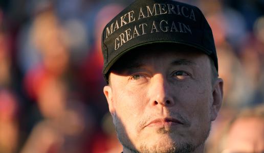 Musk svari pred veliko nevarnostjo. "Igrajo se z našimi življenji."