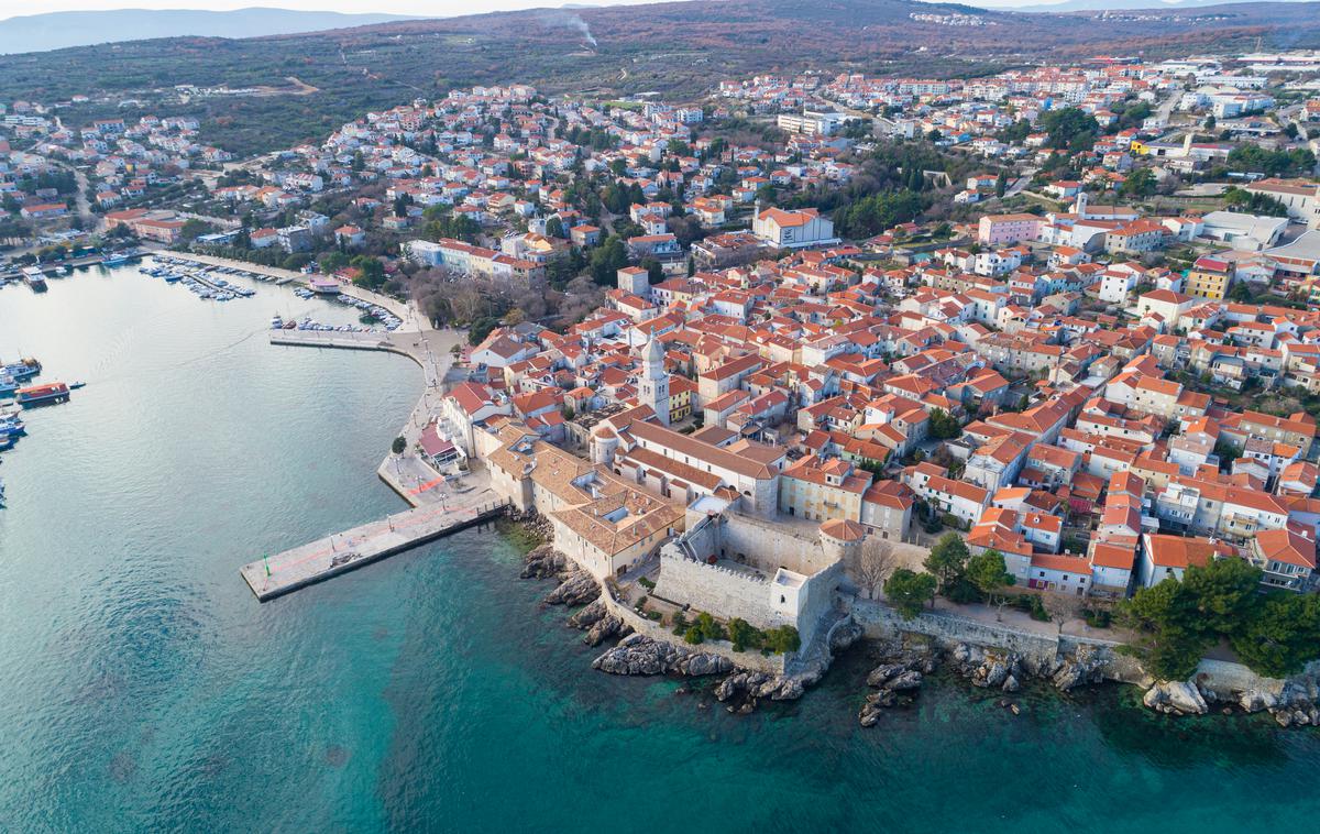 Mesto Krk | Glavni kraj na otoku Krk želi z novimi cenami parkiranj povečati pretočnost prometa. | Foto Shutterstock