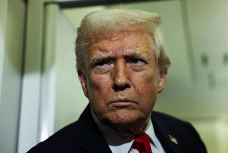 Ameriški predsednik Donald Trump javno grozi venezuelskemu predsedniku Nicolasu Maduru, zasebno pa naj bi ponujal rešitev zanj in za njegovo družino.  | Foto: Reuters