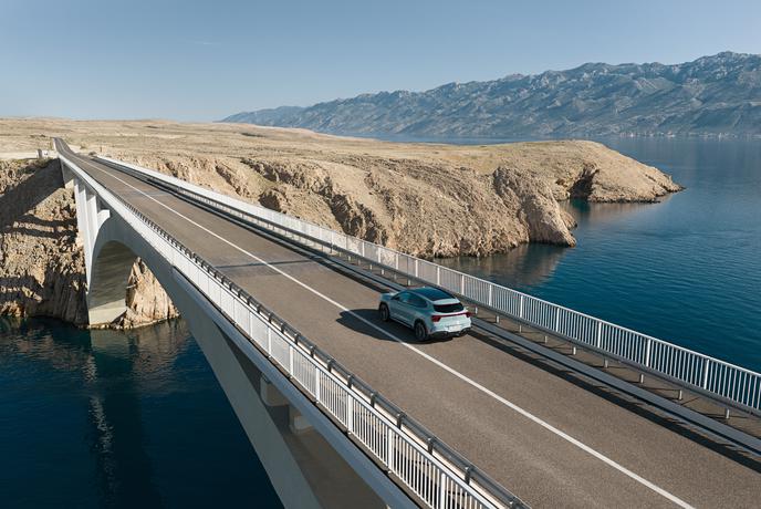 Nekoč je rešil Dalmacijo: tudi Mercedes po lepe posnetke na Paški most #video