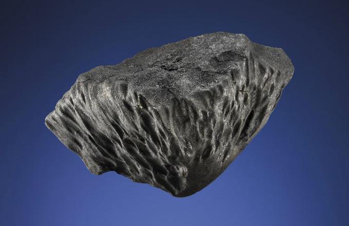 Gre za 890 gramov težak fragment meteorita, ki je 15. februarja 2013 eksplodiral nad ruskim mestom Čeljabinsk. | Foto: 