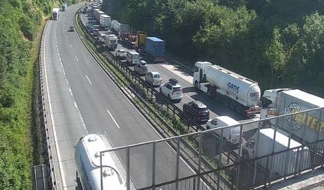 Na primorski avtocesti daljši zastoj, ena ura zamude
