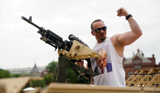 Medtem ko Trump praznuje, Američani preizkušajo orožje
