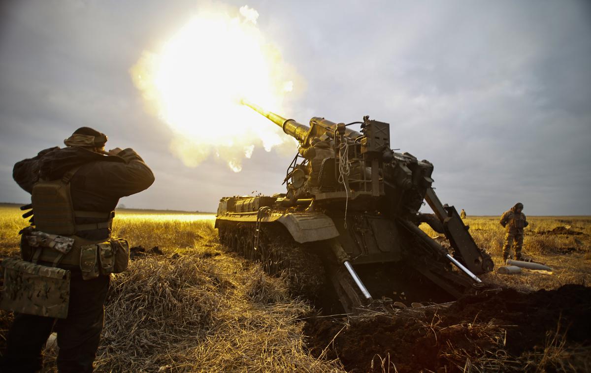 Ukrajinsko topništvo | Na fotografiji: ukrajinski samohodni top v regiji Doneck novembra 2022 obstreljuje ruske položaje. | Foto Guliverimage