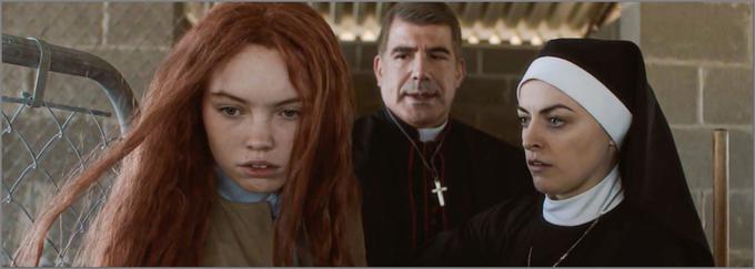 V divjini odraslo najstnico Darlin, ki so jo umazano in besno našli v katoliški bolnišnici, v domačo nego prevzamejo škof in njegova skupnost redovnic, da bi jo prevzgojili v ubogljivo dekle. Vendar ima Darlin temačno skrivnost, veliko hujšo od grehov, s katerimi ji grozijo. • V petek, 27. 11., ob 2.40 na Cinemax 2.* │ Tudi na HBO OD/GO. | Foto: 