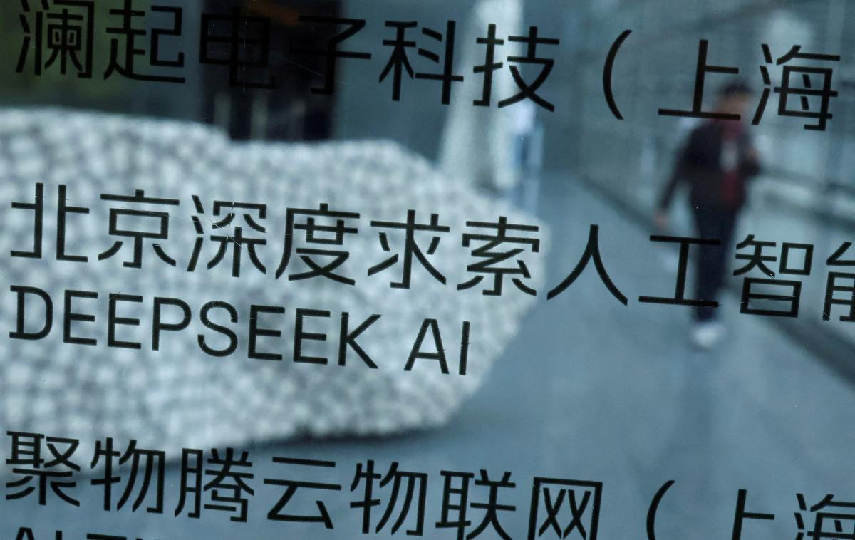 DeepSeek AI | Napis DeepSeek AI na sedežu družbe DeepSeek v Pekingu, prestolnici Kitajske | Foto Reuters