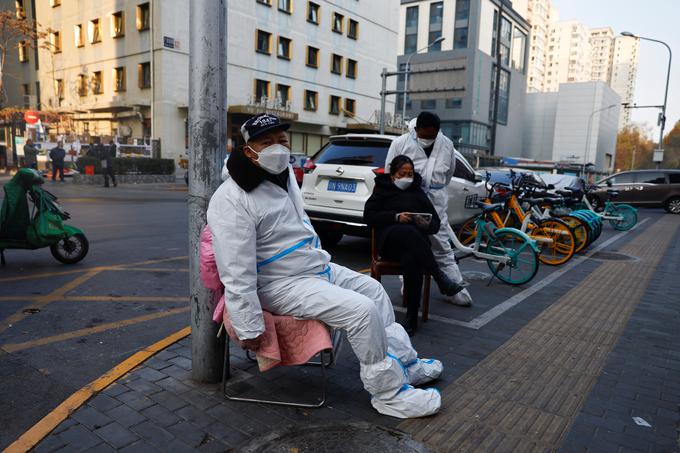 Od polnoči po lokalnem času (17. ure po srednjeevropskem času) bo petdnevno zaprtje veljalo tudi za milijone ljudi v osmih okrožjih mesta Žengžou. | Foto: Reuters