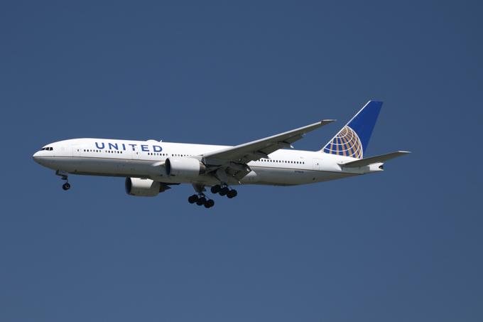Ukrep družbe United Airlines je nekoliko milejši za tiste, ki nimajo neposrednih stikov s strankami.  | Foto: Reuters