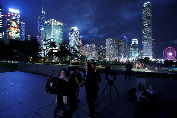 Prebivalci Hongkonga so se takole pripravljali na opazovanje super modre krvave lune.  | Foto: Reuters