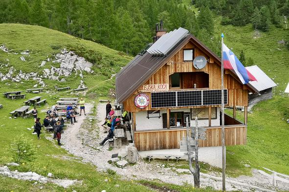 Blejska koča na Lipanci (1630 m)