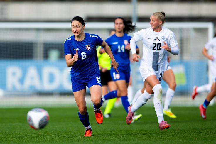 Zara Kramžar, slovenska ženska nogometna reprezentanca Srbkinje so v Radomljah na koncu slavile s 4:2. | Foto: Filip Barbalić