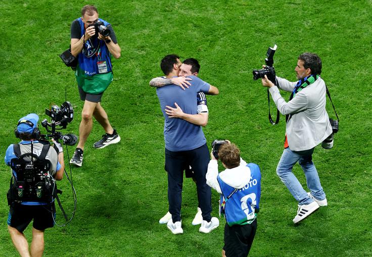 Pozdrav soimenjakov, Lionela Messija in Lionela Scalonija, po zmagi nad Anglijo. | Foto: Reuters