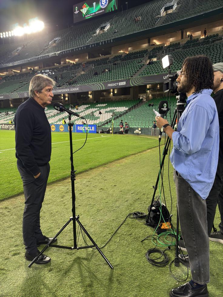 Tako je za Šport TV v Sevilli opravljal pogovor s trenerjem Betisa Manuelom Pellegrinijem v sklopu gostovanja Celja v konferenčni ligi (1:2). Betis se je prebil v finale tekmovanja, kjer se bo 28. maja v Vroclavu na Poljskem udaril za lovoriko s Chelseajem. | Foto: Osebni arhiv