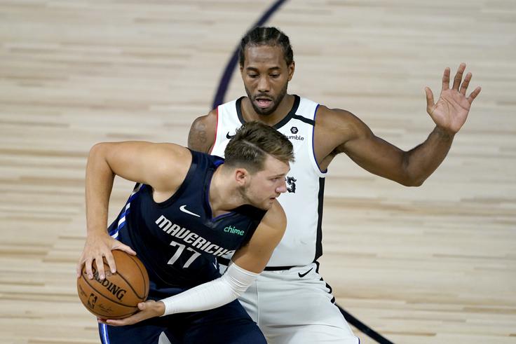 Luka Dončić in Kawhi Leonard, ki je v prejšnji sezoni osvojil naslov s Torontom, se bosta očitno kmalu srečala v končnici lige NBA. | Foto: Getty Images