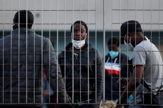 Migranti v Italiji | Prebežniki v sprejemnem centru v Rimu so v začetku tedna protestirali zaradi pomanjkanja zaščitne opreme proti novemu koronavirusu. | Foto Reuters