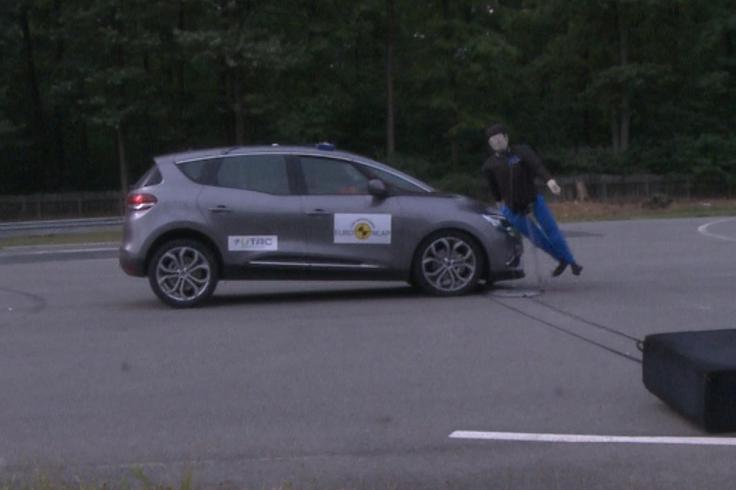 Pri hitrosti 35 kilometrov na uro je kljub samodejnemu zaviranju sistema za preprečevanje naleta prišlo do kontakta s pešcem. Scenic je sicer hitrost uspel znižati za več kot polovico na 15 kilometrov na uro. Zanimivo pa je, da je pri hitrosti 40 kilometrov na uro sam varno ustavil pešcu.  | Foto: EuroNCAP