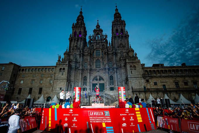 Lani je Roglič skupno zmago na španski pentlji takole slavil v Santiagu de Composteli. | Foto: Guliverimage/Vladimir Fedorenko