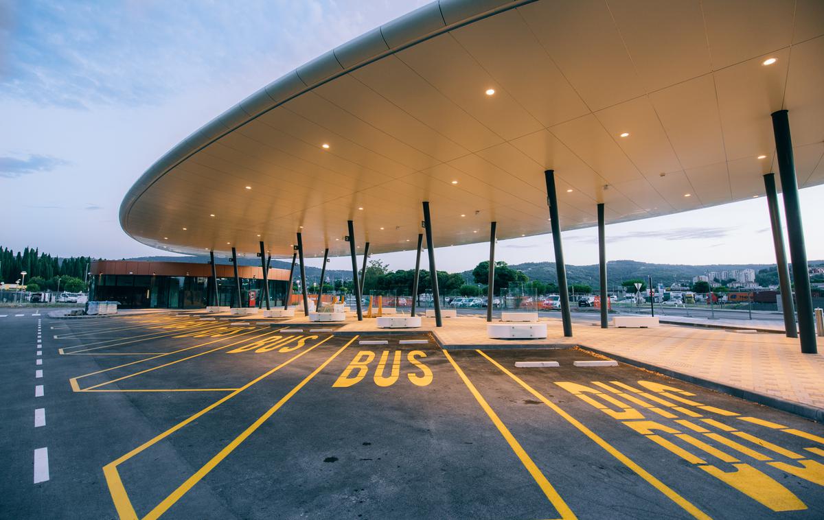 Avtobusna postaja Koper | Na novo avtobusno postajo elipsaste oblike, ki se razteza na 3.600 kvadratnih metrov površine, je umeščenih 14 peronov za avtobuse. | Foto Občina Koper