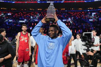 Luka Dončić se je vrnil na parket, a izpadel proti Američanom #video