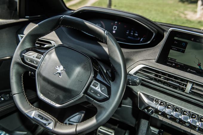 Peugeotov i-cockpit sodi tudi v družinsko vozilo s šestimi ali sedmimi sedeži. Vozne lastnosti so dober kompromis med dinamično ostrino in udobjem. | Foto: Klemen Korenjak