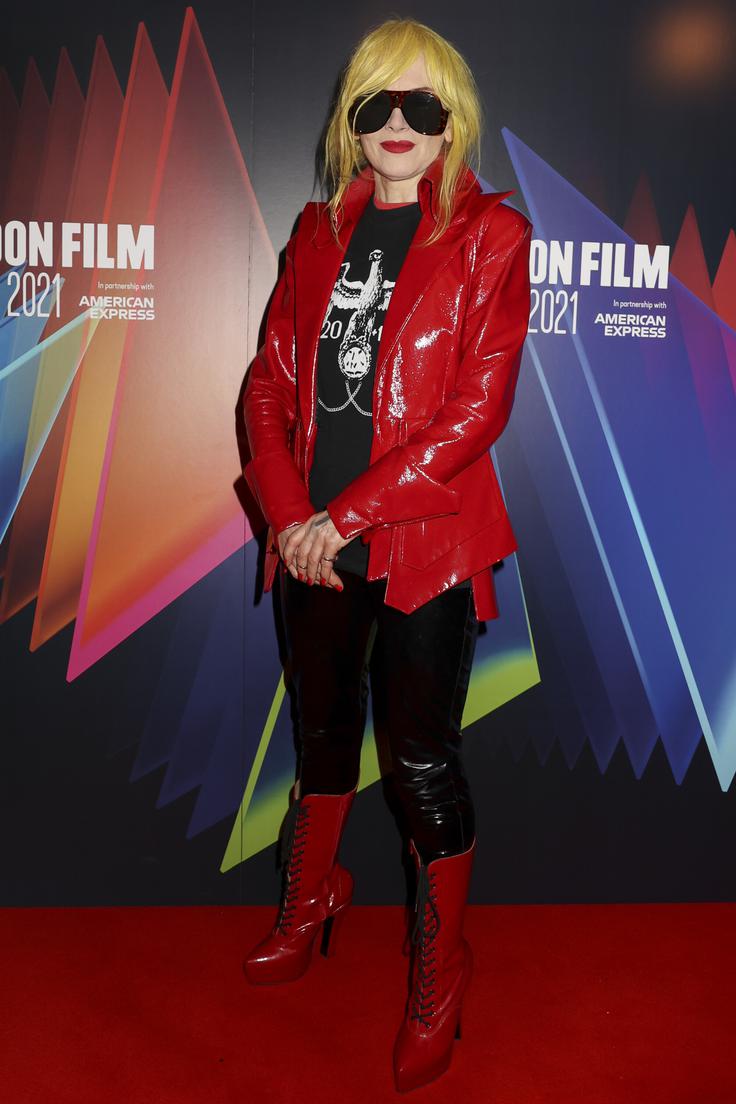 Hogg je s futurističnim videzom, drznimi pričeskami in ekstravagantnimi oblekami, ki so na njenih modnih revijah združevale ironijo, feminizem in protikulturo, veljala za ikono londonskega tedna mode. | Foto: Guliverimage