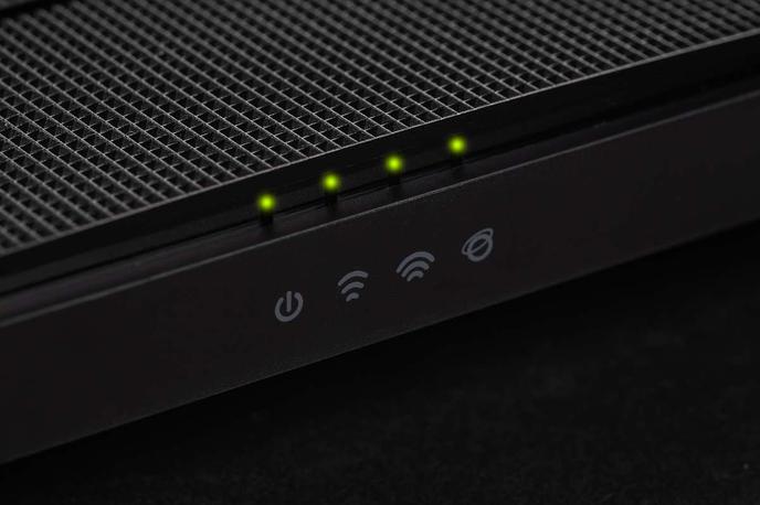 Ruter, Router, omrežni usmerjevalnik | Nevarni so tako rekoč vsi, ki se jim je iztekel življenjski cikel posodobitev, a FBI je v opozorilu posebej izpostavil 13 omrežnih usmerjevalnikov, na katerih so dejansko že zaznali sumljivo dogajanje. | Foto Shutterstock