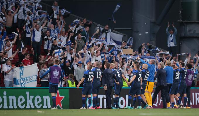 Veselje Fincev po zgodovinski prvi zmagi na evropskem prvenstvu. To je največji uspeh finske reprezentance vseh časov. | Foto: Reuters